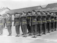 Les couleurs. Groupe de coureurs de demi-fond. Hiver 1962-1963. il “fait” -5°, ce qui explique beaucoup de mimiques désapprobatrices. Cap. Bahuaud, Darras, Tijou, Bouvet, Veyrat, Vidal, Wadoux, Bodin, Broutet, Buhl, Bornet, x.  P068-x > Gravelle. Les couleurs. Groupe de coureurs de demi-fond. Hiver 1962-1963. il “fait” -5°, ce qui explique beaucoup de mimiques désapprobatrices. Cap. Bahuaud, Darras Jacques, Tijou Noël, Bouvet François, Veyrat Jean-Pierre, Vidal J., Wadoux Alain, Bodin Claude, Broutet Christian, Buhl, Bornet, x.