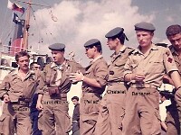 Gaudin, Camboulives, x, Chatelet, Benezet au second départ pour l'Algérie, en 09/1961. La joie éclate...  P078-2 > Marseille. Gaudin André, Camboulives Michel, Pellez Jean, Chatelet François, Benezet Claude au second départ pour l'Algérie, en 09/1961. La joie éclate...