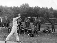Championnats Monde Militaires 1961. Un lanceur US s'echauffe. Assis : Pierron, x, Meeus, Delaune, G Lemaire, Gorliez, Tonelli, x. Debout : x, Penez, Sevestre, Vernus, Camboulives.  P080-2 > Championnats Monde Militaires 1961. Un lanceur US s'echauffe. Assis : Pierron, x, Meeus Robert, Delaune Jean-Claude, Lemaire Gilles, Gorliez, Tonelli Roland, x. Debout : x, Penez Jean-Claude, Sevestre Alain, Vernus Michel, Camboulives Michel.