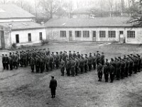 Les bleus de la 62/2C. La Faisanderie, 11/1962. Cours de "marche au pas".  P086-1 > Les bleus de la 62/2C. La Faisanderie, 11/1962. Cours de "marche au pas".
