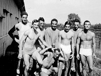 La chambrée. En haut : Baudot, Collongues, Deprez, Prouff, Girardot, Vernus, Roux. En bas :Martinez.