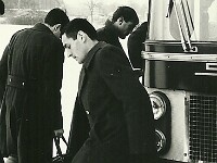 65 DARIUS jumeau H INSEP  1965, INSEP. Arrivée du car. A gauche : Darius Jean-Pierre, de profil : Hernot.
