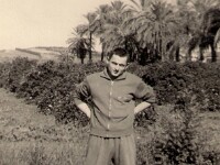 1er dimanche de novembre 1961. Pamplemoussiers, palmiers, ciel bleu ! Face à l’entrée du camp. Même en se forçant le sourire ne vient pas ...