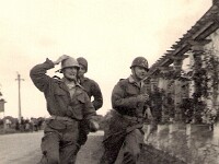 Décembre 1961. Brière, Bodin et Leyat. Fin d’un mémorable parcours sur route... 15 kms harnachés de la sorte, avec aux pieds les godillots réglementaires (Brière est en tennis, Leyat en pataugas *). Les derniers kms furent pénibles. Temps approximatif : 1h20... Des numéros étaient inscrits sur les casques. * : ils ont triché, je comprends pourquoi ils m’ont mis 5 minutes, Lucien